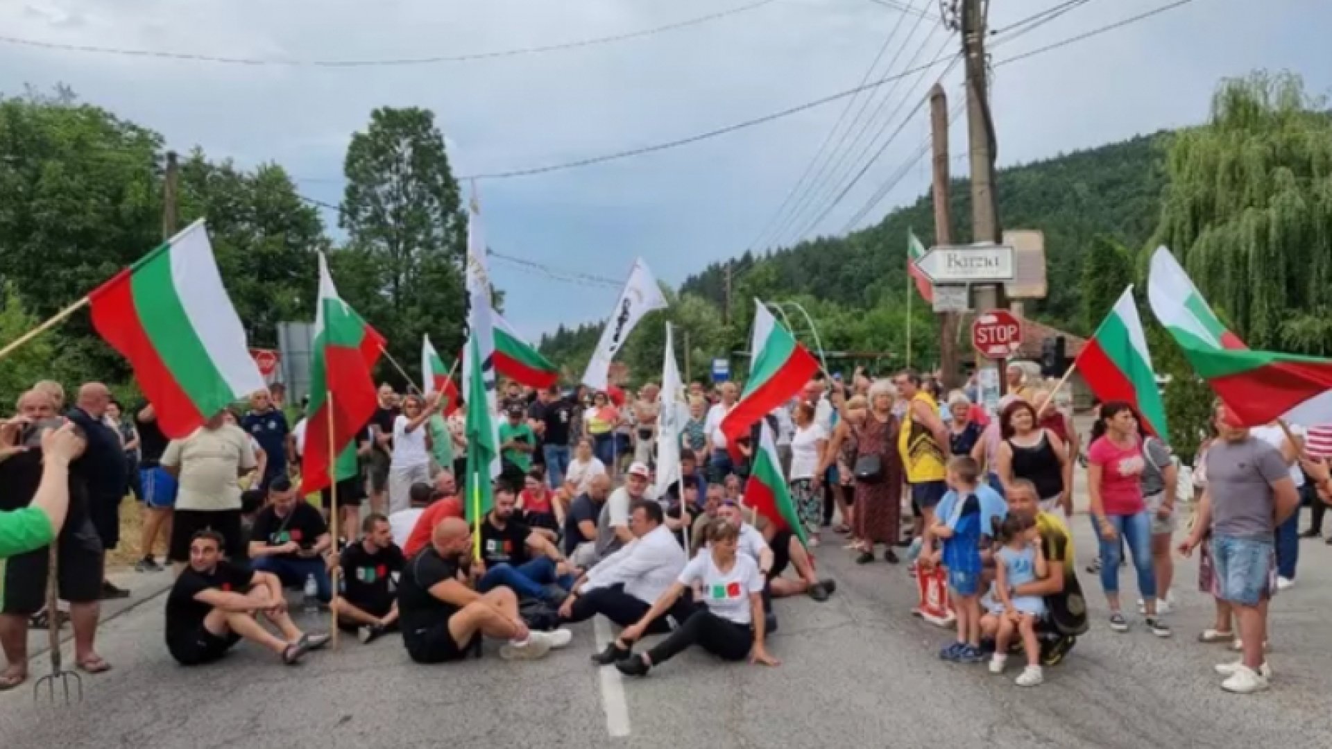 Протестиращи блокират възлов път, не минавайте от там на тези дати