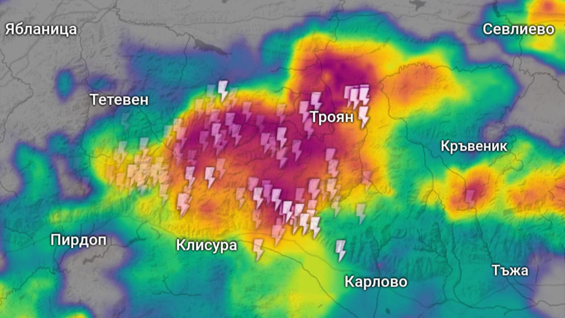 Започна се: Свирепа буря връхлетя Троян, а след това потегли към… ВИДЕО