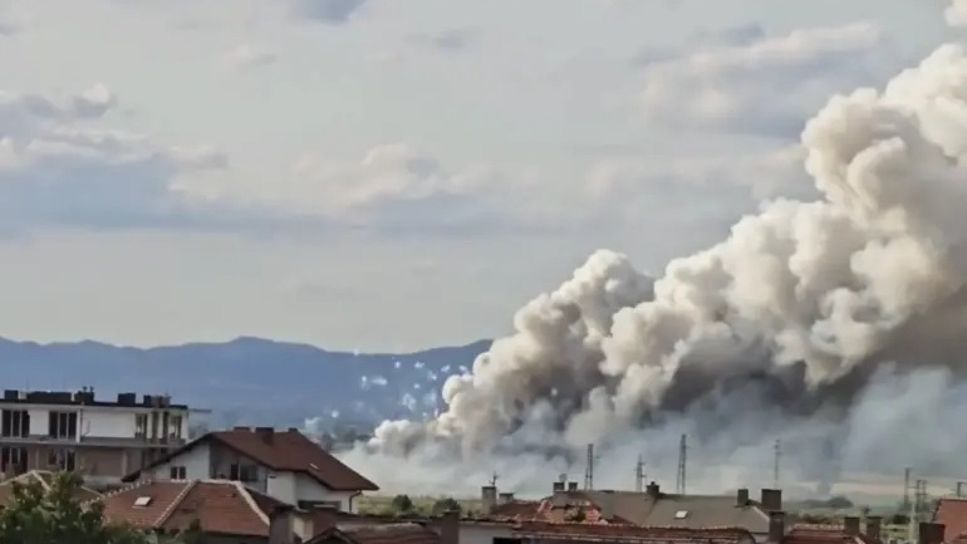 Взривове в склад за фойерверки край Елин Пелин, страшно е! ВИДЕО