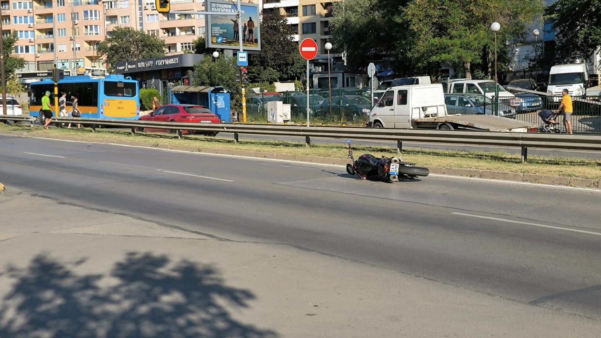 Човек в кръв лежи на кръстовище, стресна софиянци СНИМКИ