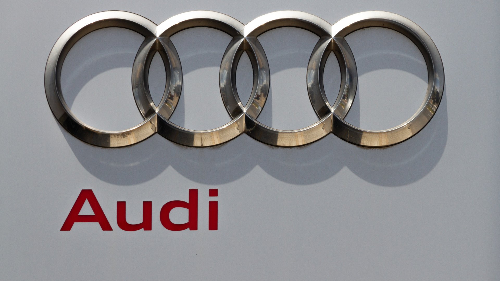 Нова емблема: Audi удари черен печат на четирите пръстена