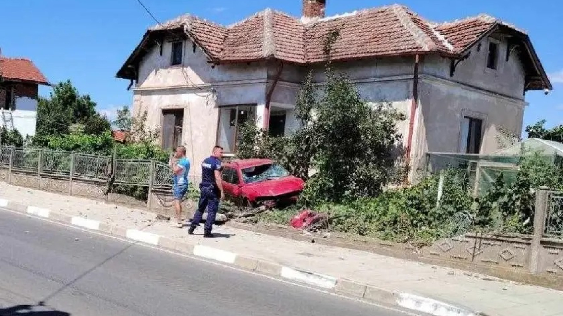 Джигит взе на таран къща с колата си след гонка с полицаите 