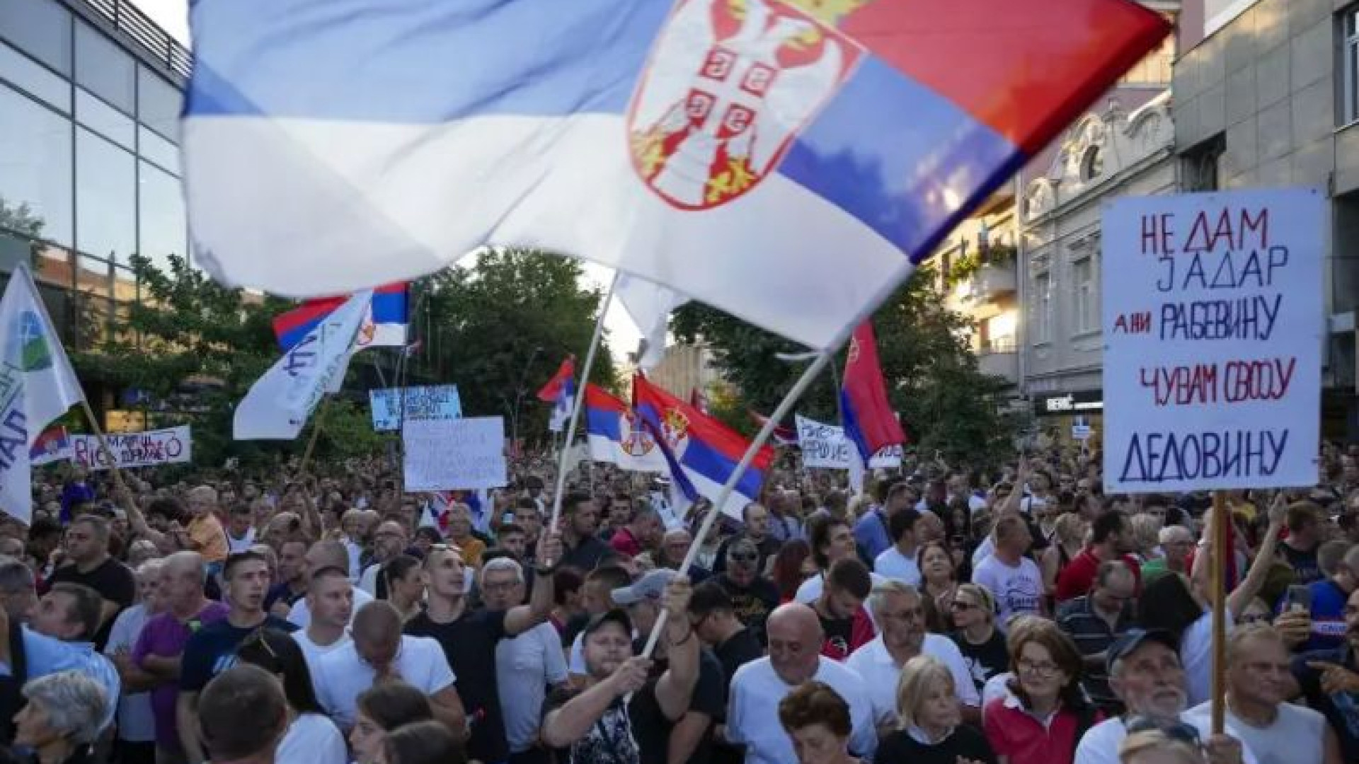 В Белград е страшно, хиляди излязоха по улиците, заради...