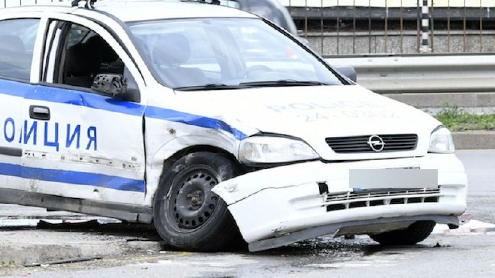 Скандална издънка! Роден пиян полицай катастрофира с патрулка