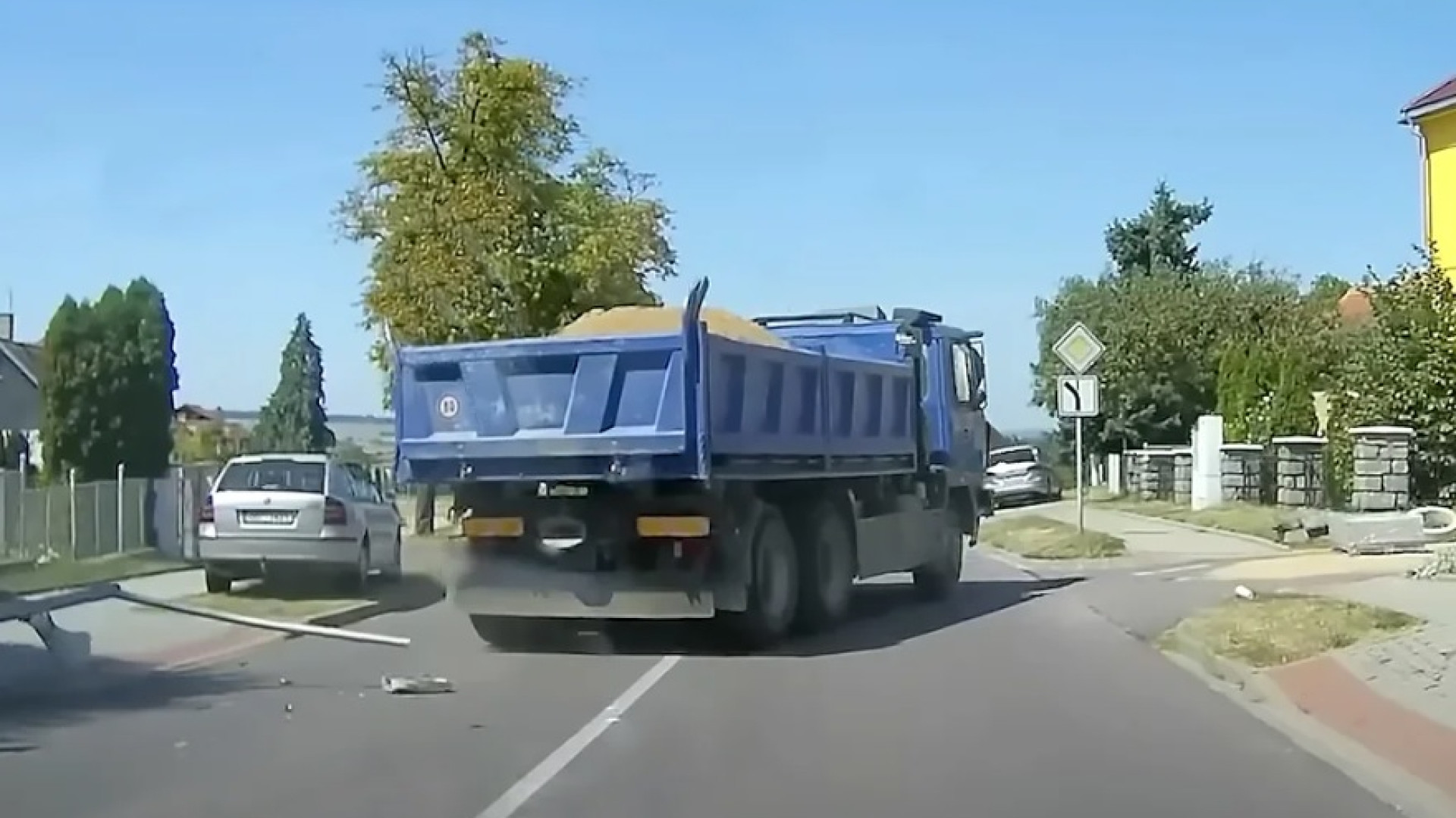 Вижте как се движи камион, след като шофьорът бе ухапан лошо от насекомо ВИДЕО