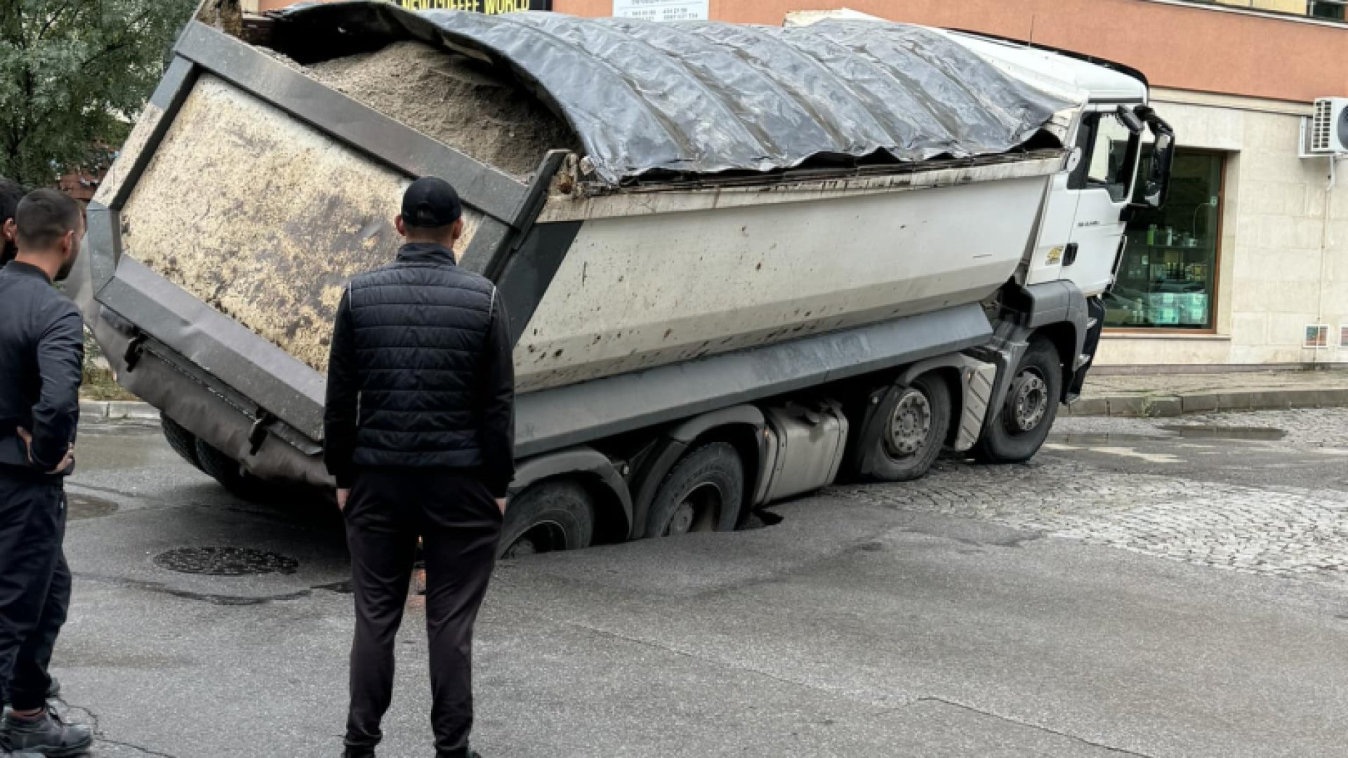 Безумие в "Редута": Дупка погълна цял камион СНИМКА