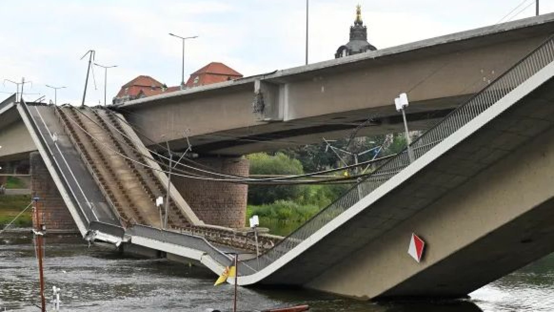 Ужас в Германия, рухна един от най-важните мостове ВИДЕО