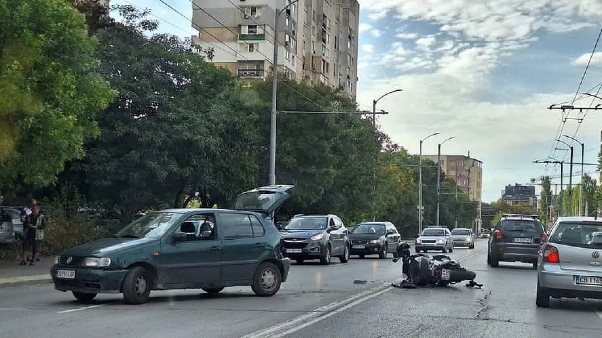 Първо в БЛИЦ! Меле на булевард в „Люлин“, летят полиция и линейки, закопаха с клетви... ВИДЕО