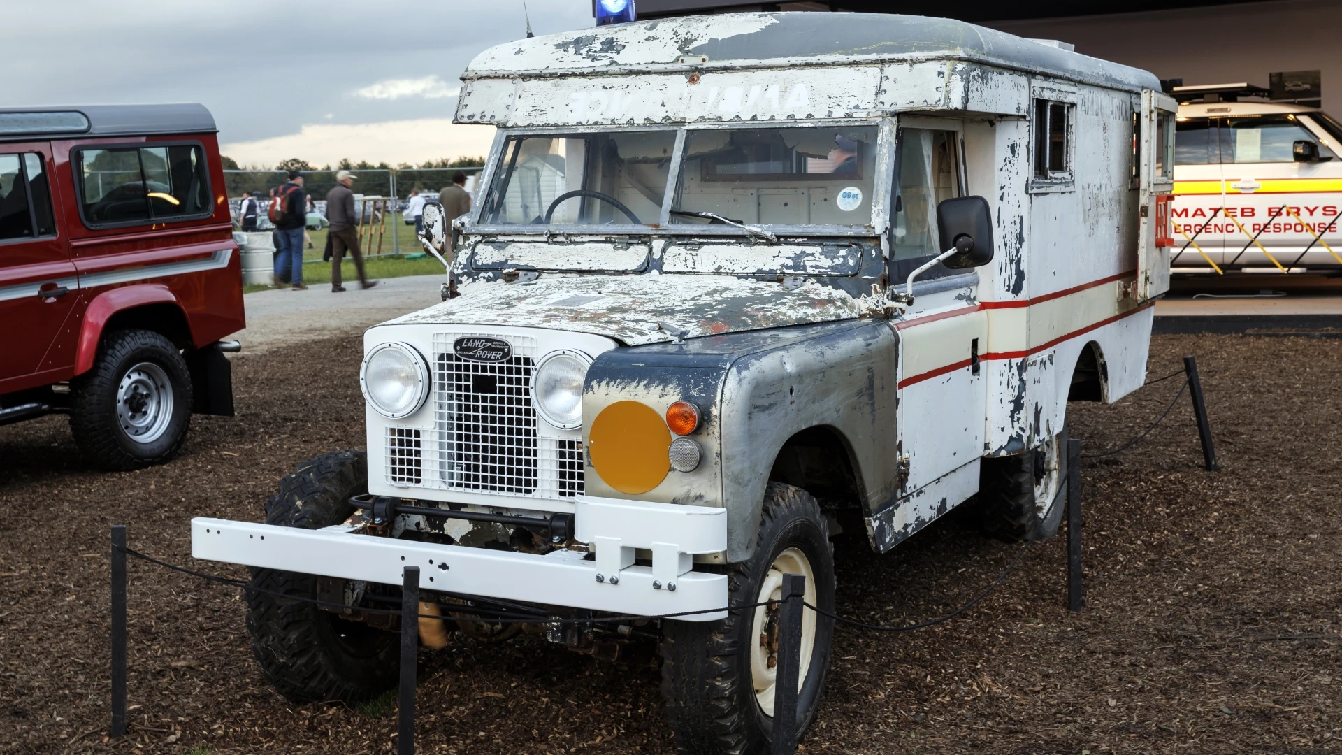 Defender отбелязва 70 години партньорство на Британския Червен кръст и Land Rover Classic с реставрация на фестивала Goodwood Revival