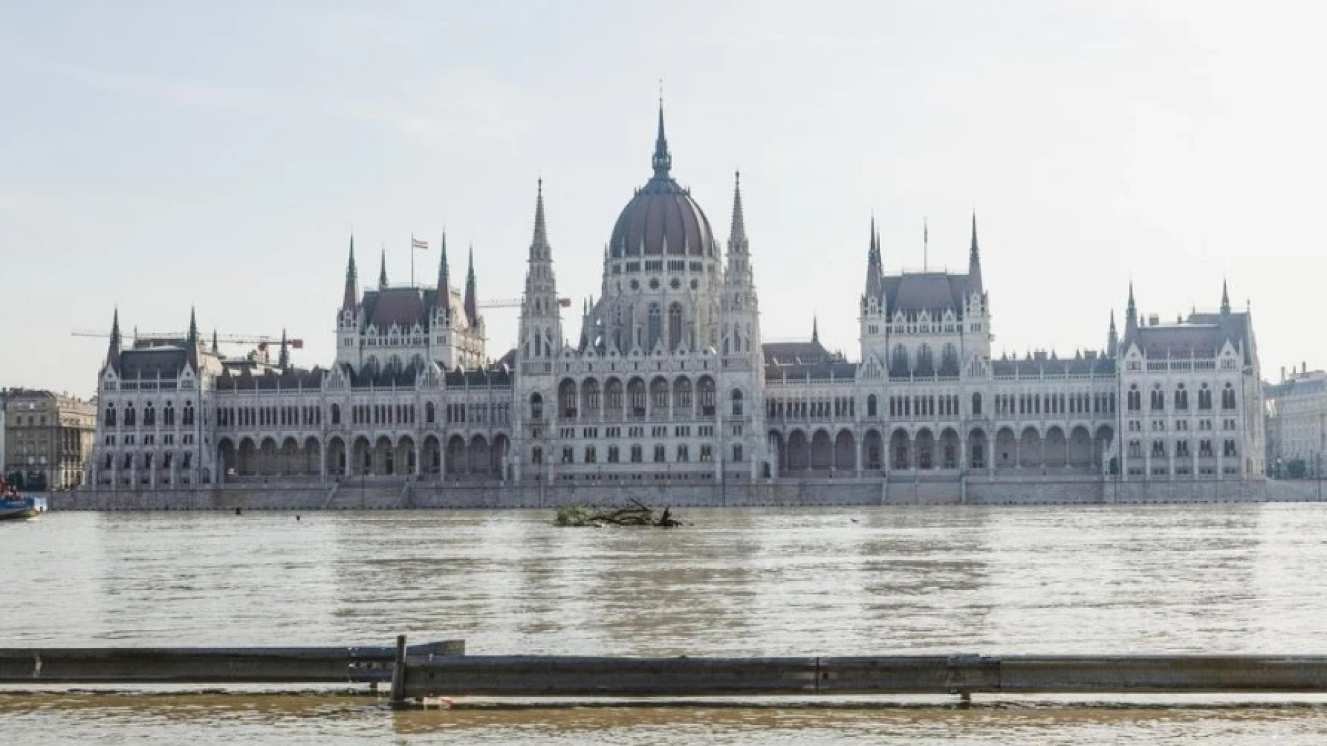 Дунав излезе от коритото си в Будапеща, водата се доближи до парламента СНИМКИ