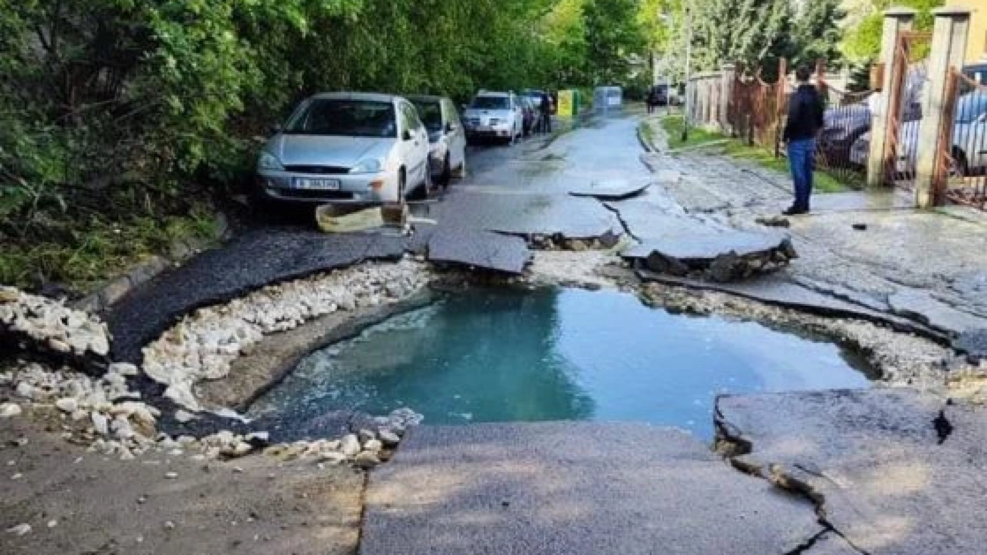 "От 10 месеца сме в този ад": След смяна на водопровода цяла улица във Варна изчезва ВИДЕО