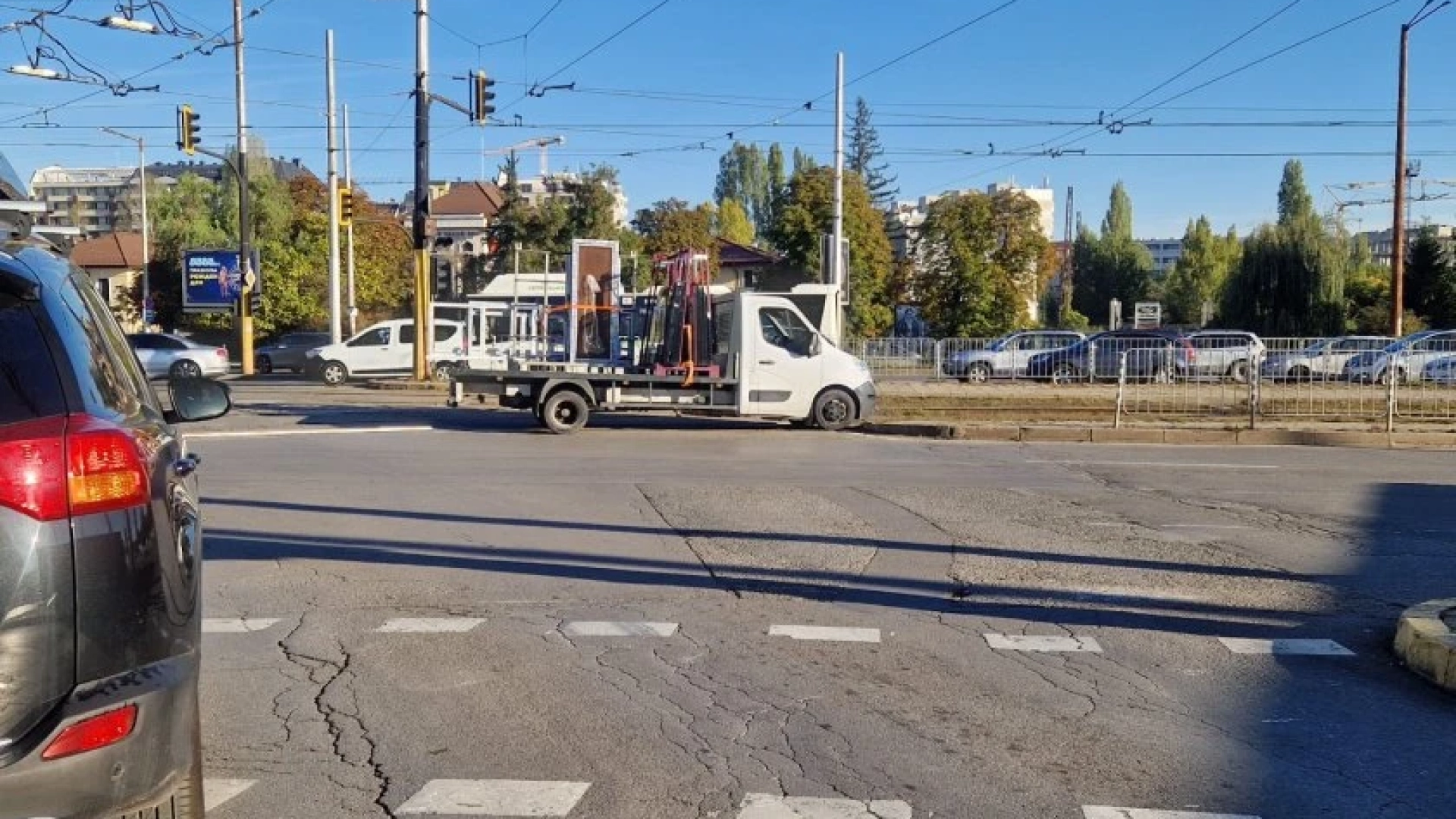 Нелеп инцидент блокира ключово кръстовище в София, колите са в капан СНИМКИ