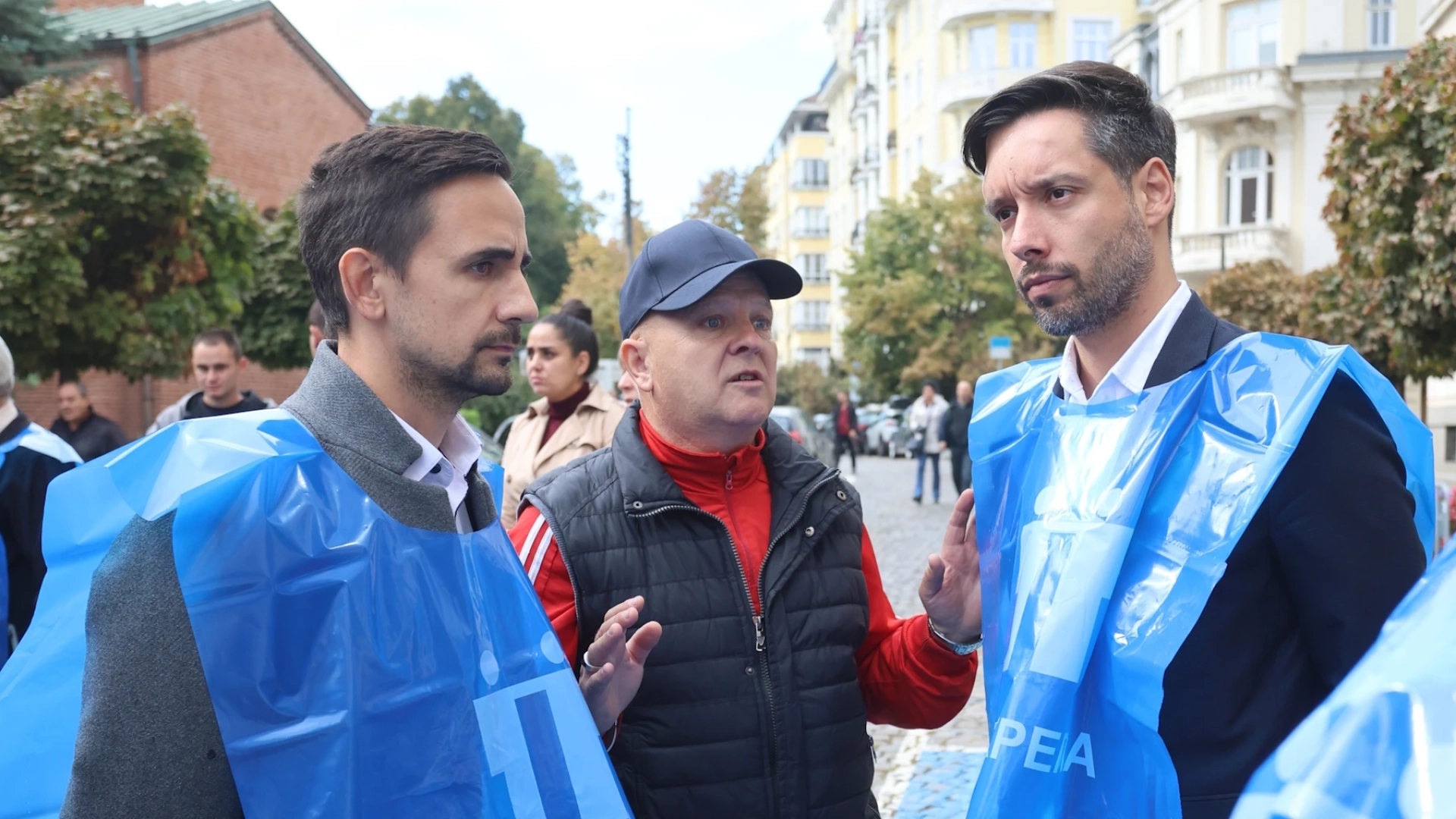 Нож в гърба: Жега под прозорците на Терзиев, Борис Бонев рамо до рамо с недоволните СНИМКИ 