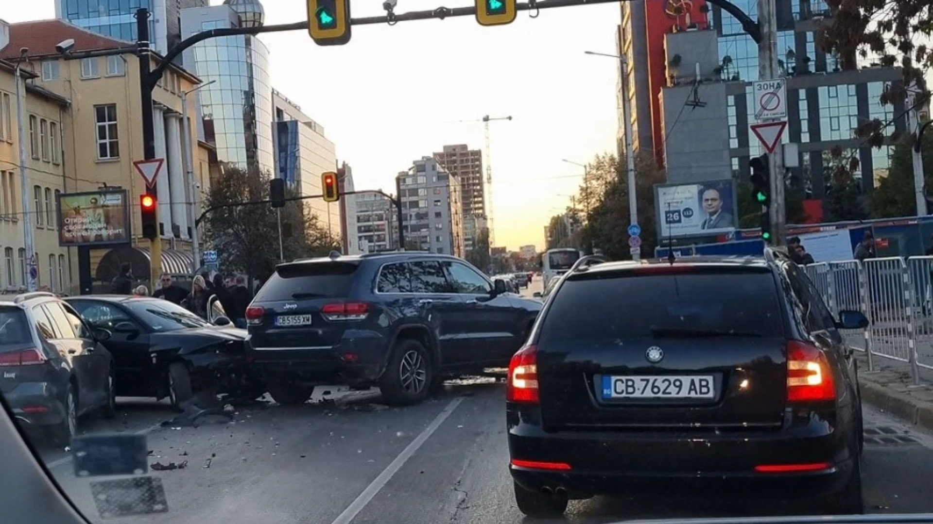 Зверско меле блокира София, кола влетя с бясна скорост на кръстовище и... СНИМКИ