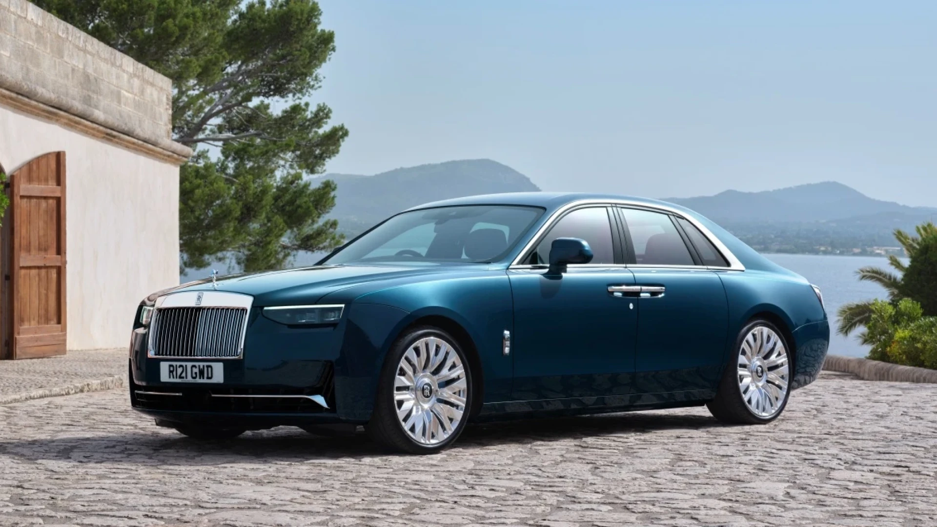 Колко бюджетни коли може да се напъхат в най-евтиния Rolls-Royce