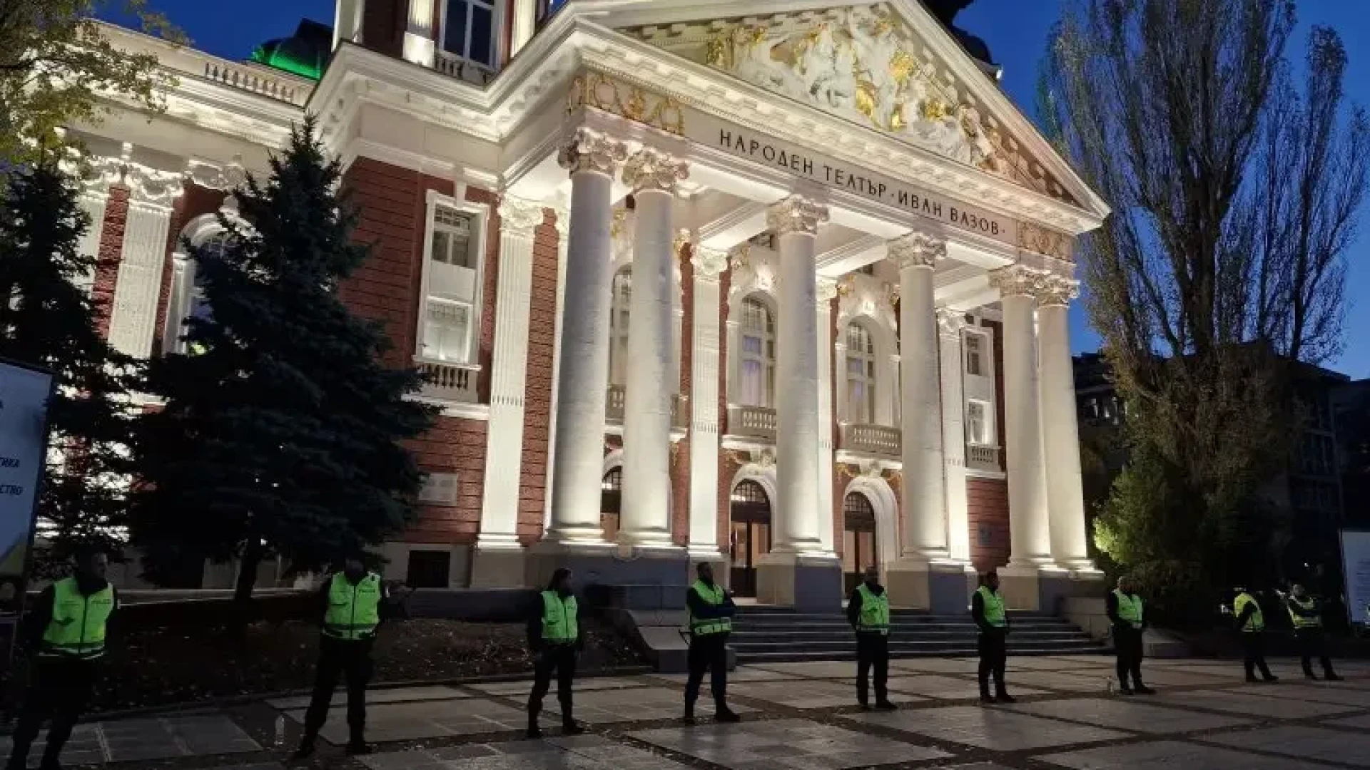 Пред Народния театър пак ври и кипи 