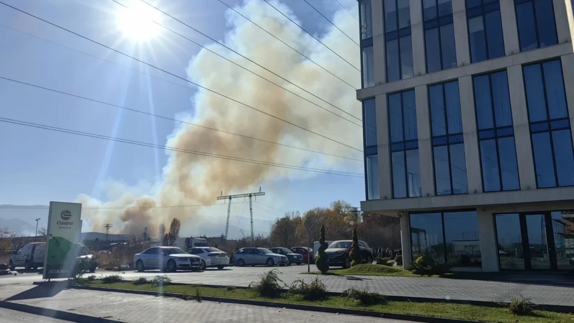 Неописуем ужас в Пловдив, небето почерня, страшно е ВИДЕО