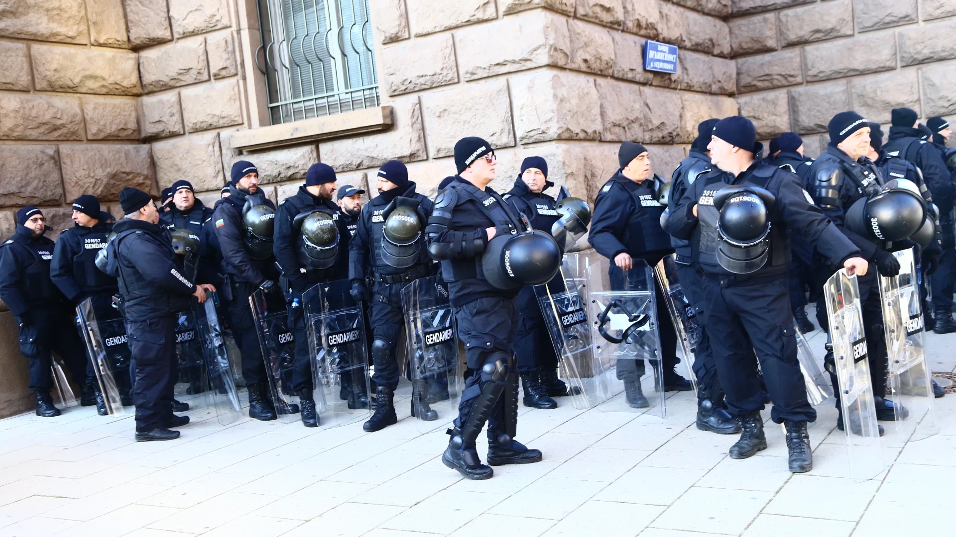 Надига се полицейска вълна, задават се протести