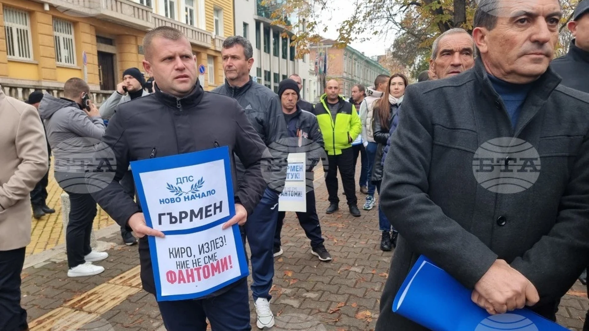 Почна се! Гърмен излезе на протест пред парламента, Кирил Петков в паника