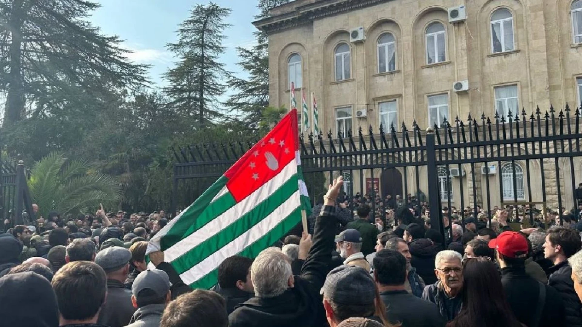 Протестиращи превзеха парламента във... ВИДЕО