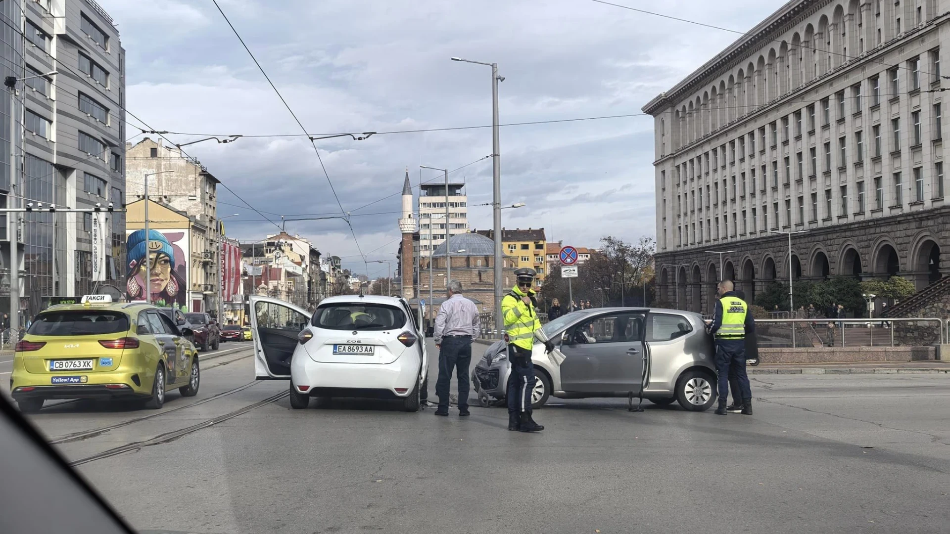 Страшен сакатлък на пъпа на София, за електричките не важи червеното СНИМКИ и ВИДЕО