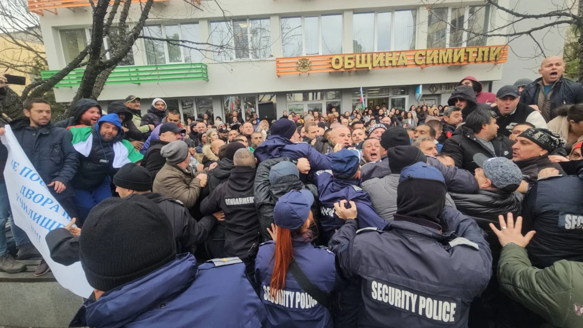 Страшен въргал в Симитли! Стотици протестиращи се сбиха помежду си, в дъното е... СНИМКИ