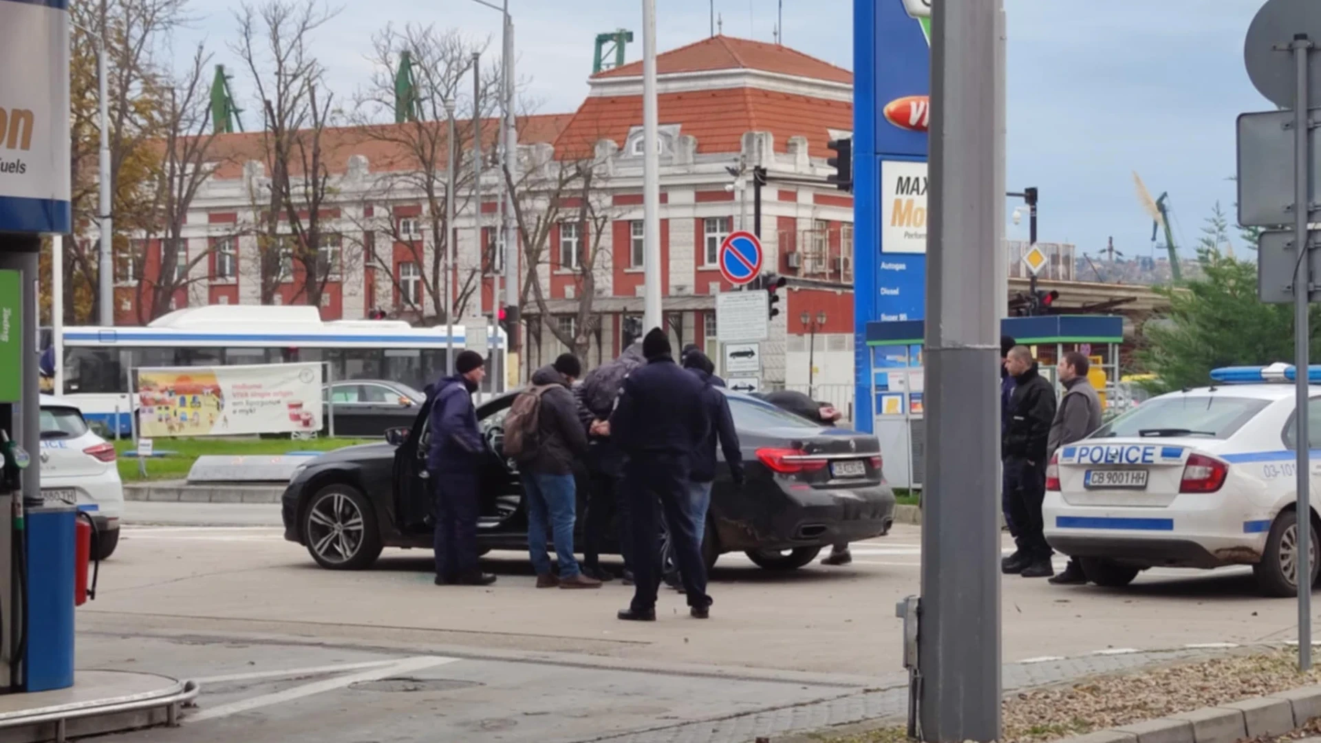 Първо в БЛИЦ Live! Спецакция с арестувани във Варна, ченгета с автомати натръшкаха...