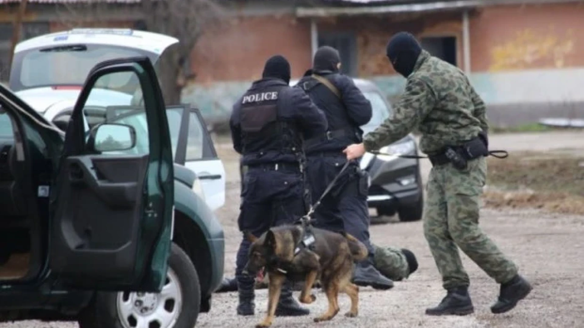 Маскирани ченгета нахлуха в къща в Пловдивско, тарашат наред 