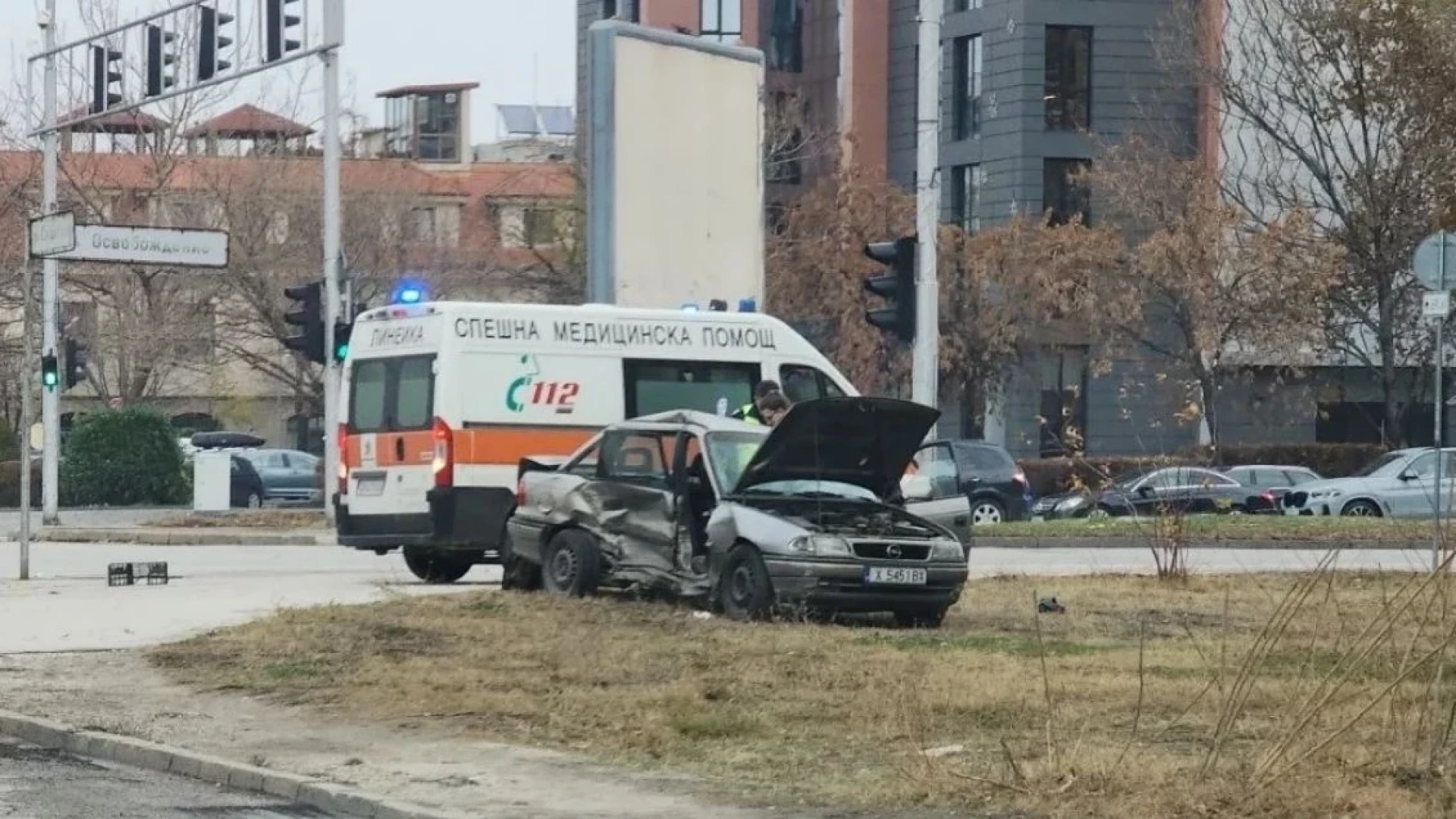 Брутална катастрофа в Пловдив, режат ламарини и вадят хора СНИМКИ