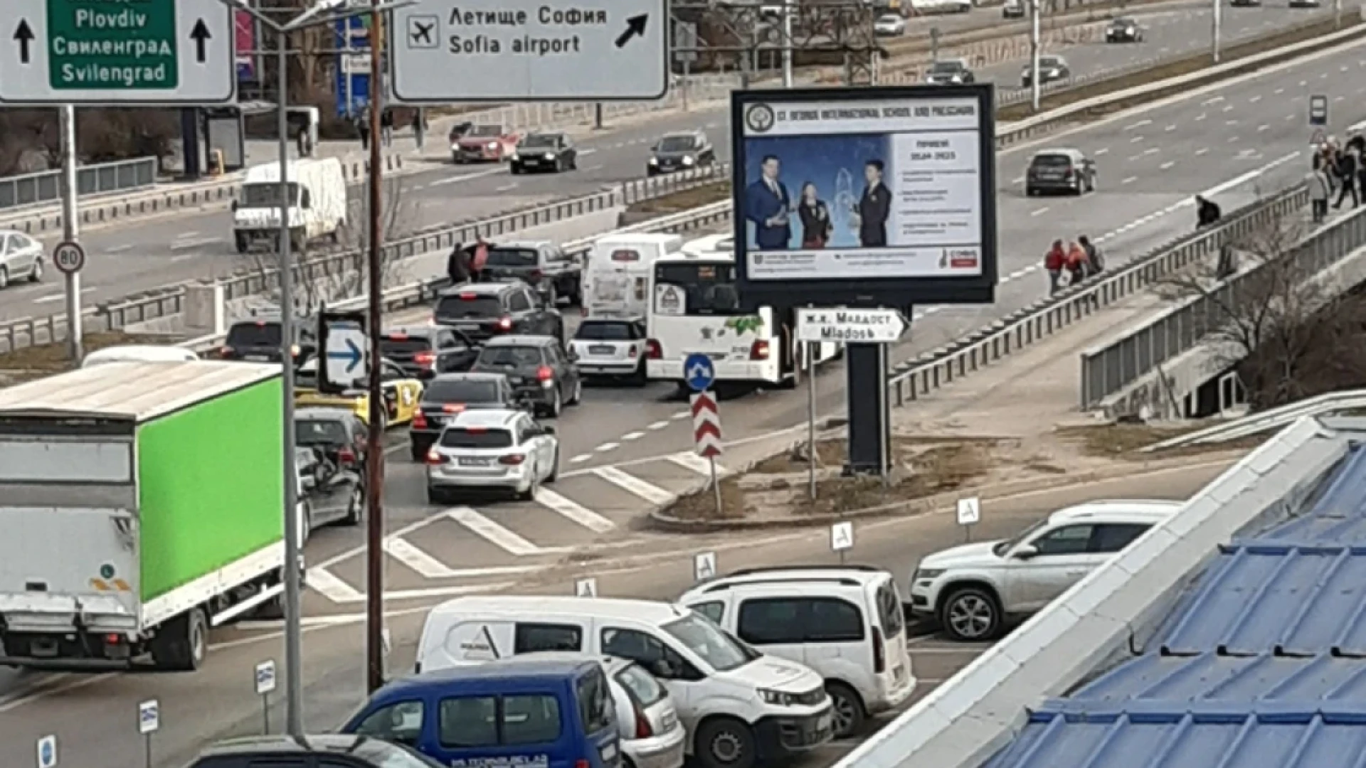 Първо в БЛИЦ: Кърваво меле между автобус и две коли в столичния "Младост"