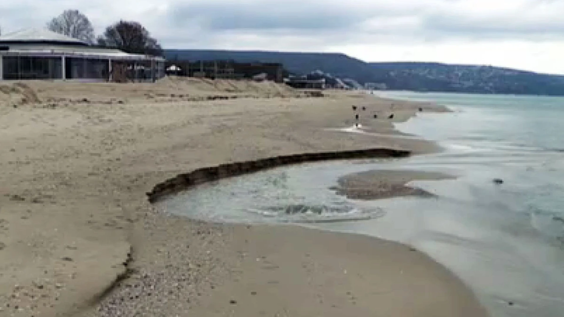 Отпадни води се изливат на плажа край Кранево, хотелиерите са в протестна готовност