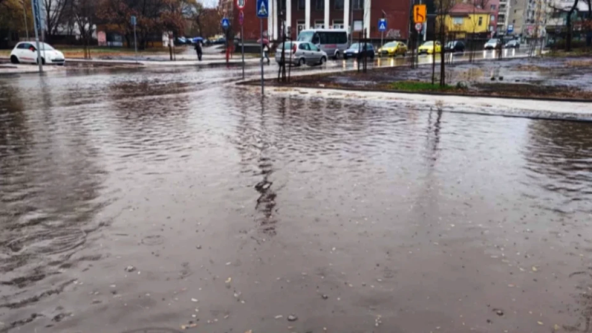 Голям наш град е под вода, хората бесни на общината СНИМКИ