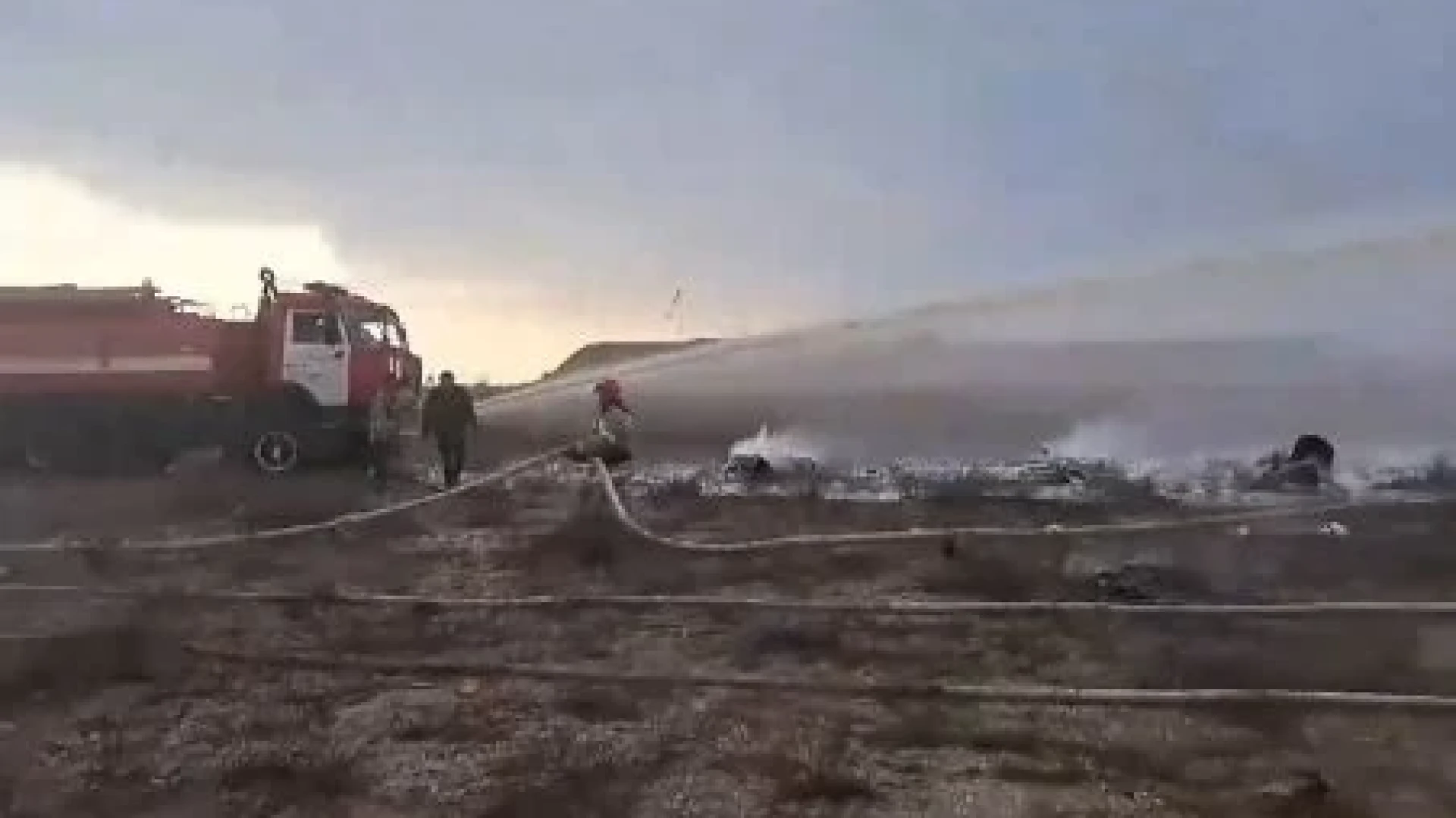 Появи се ВИДЕО от пътническата кабината на самолета, който се разби в Казахстан