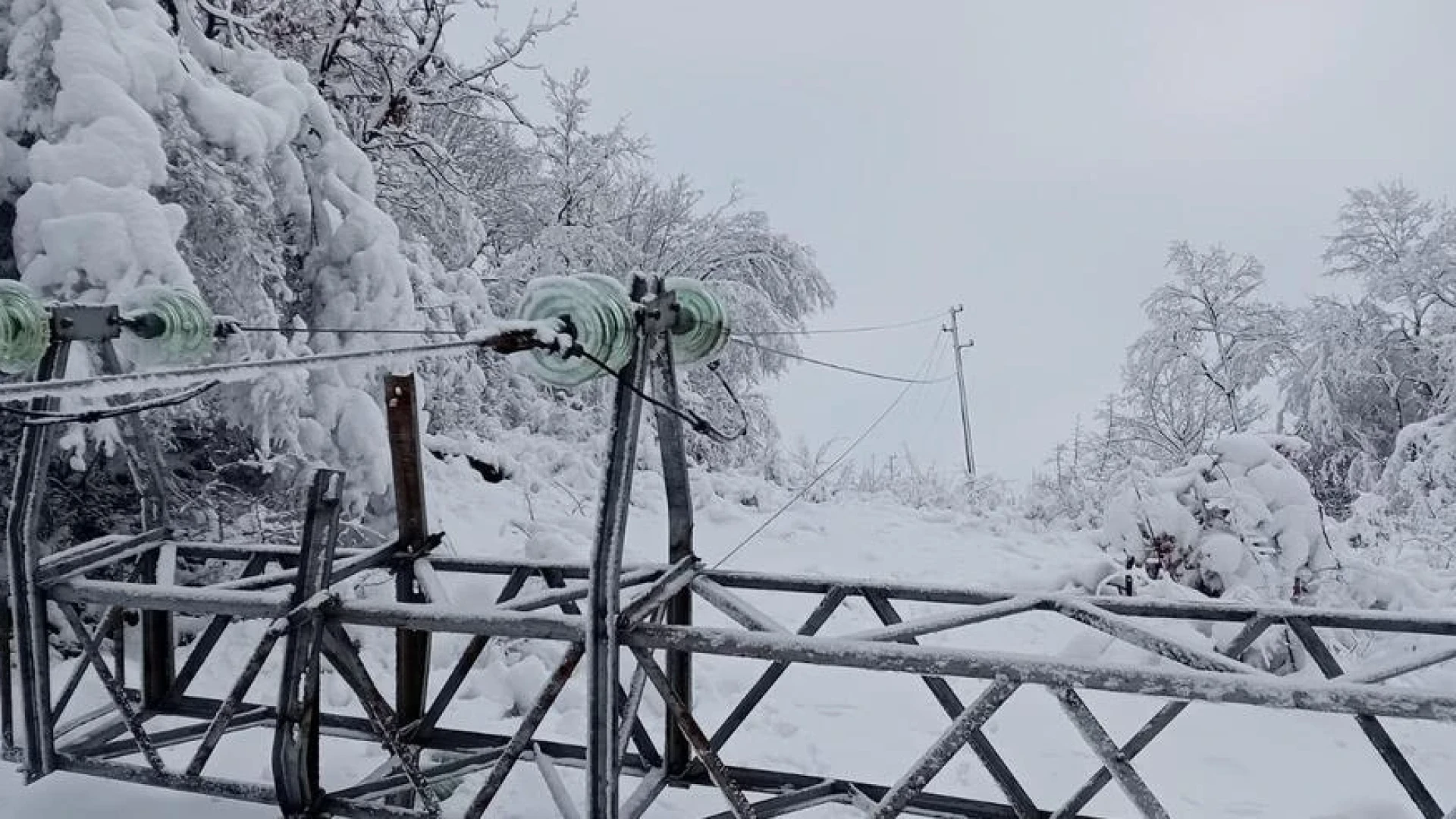 Скандално: Мъж стоя без ток на празниците, но получи фактура за 1 ст. и предупреждение за...