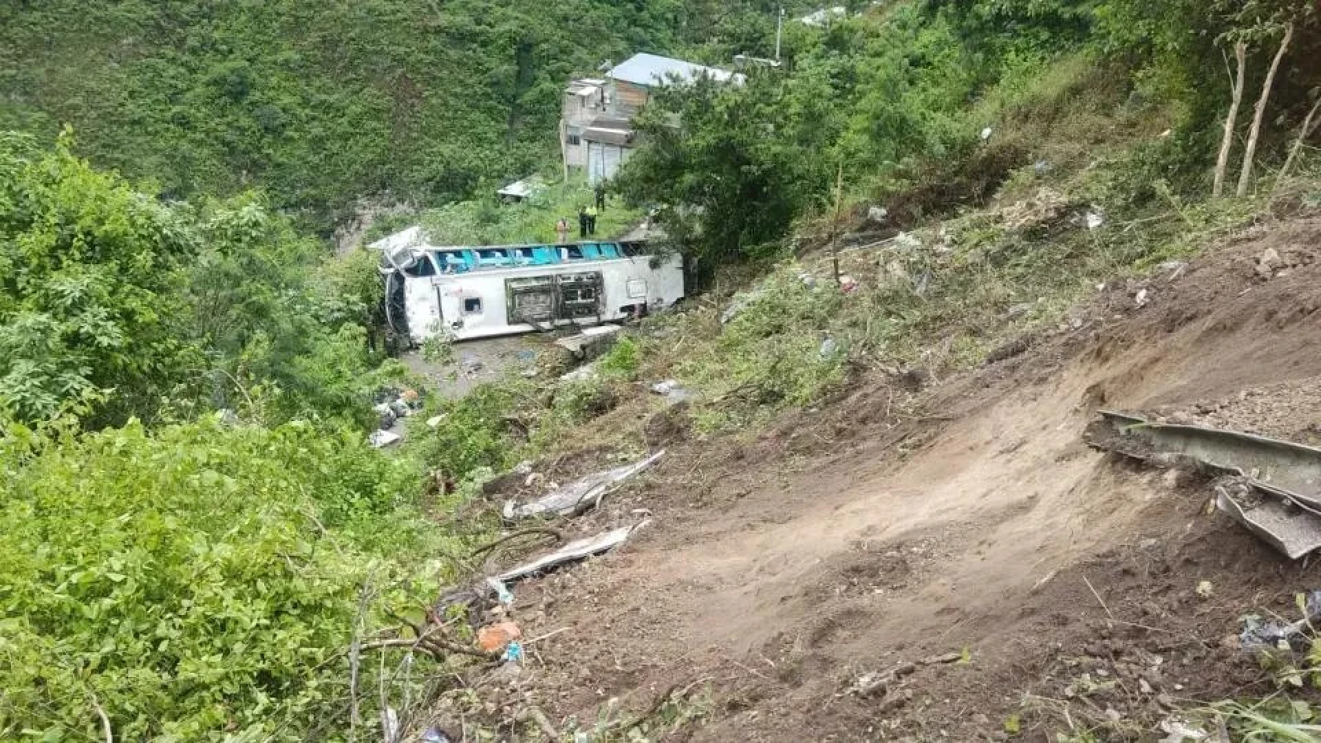 Ужасяващо: Два автобуса излетяха от пътя в рамките на часове, жертвите са десетки СНИМКИ