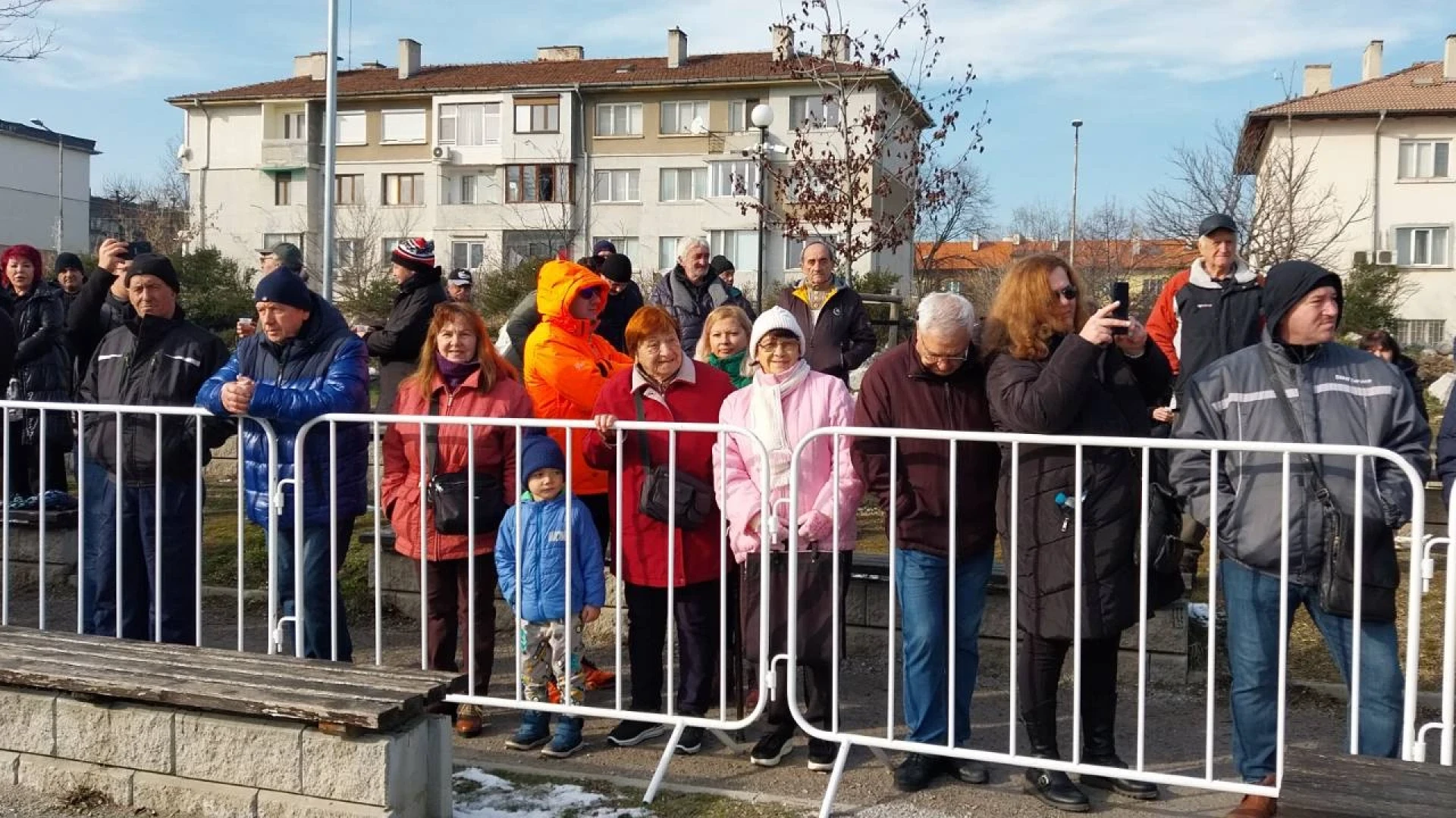 24 г. Ники спаси кръста в езерото в кв. "Дружба" СНИМКИ