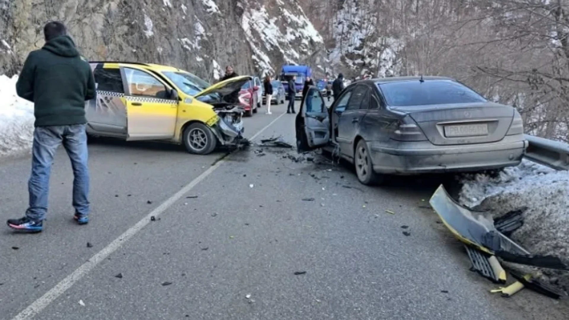 Страшен удар затвори пътя към Смолян, карат жертвите към болница