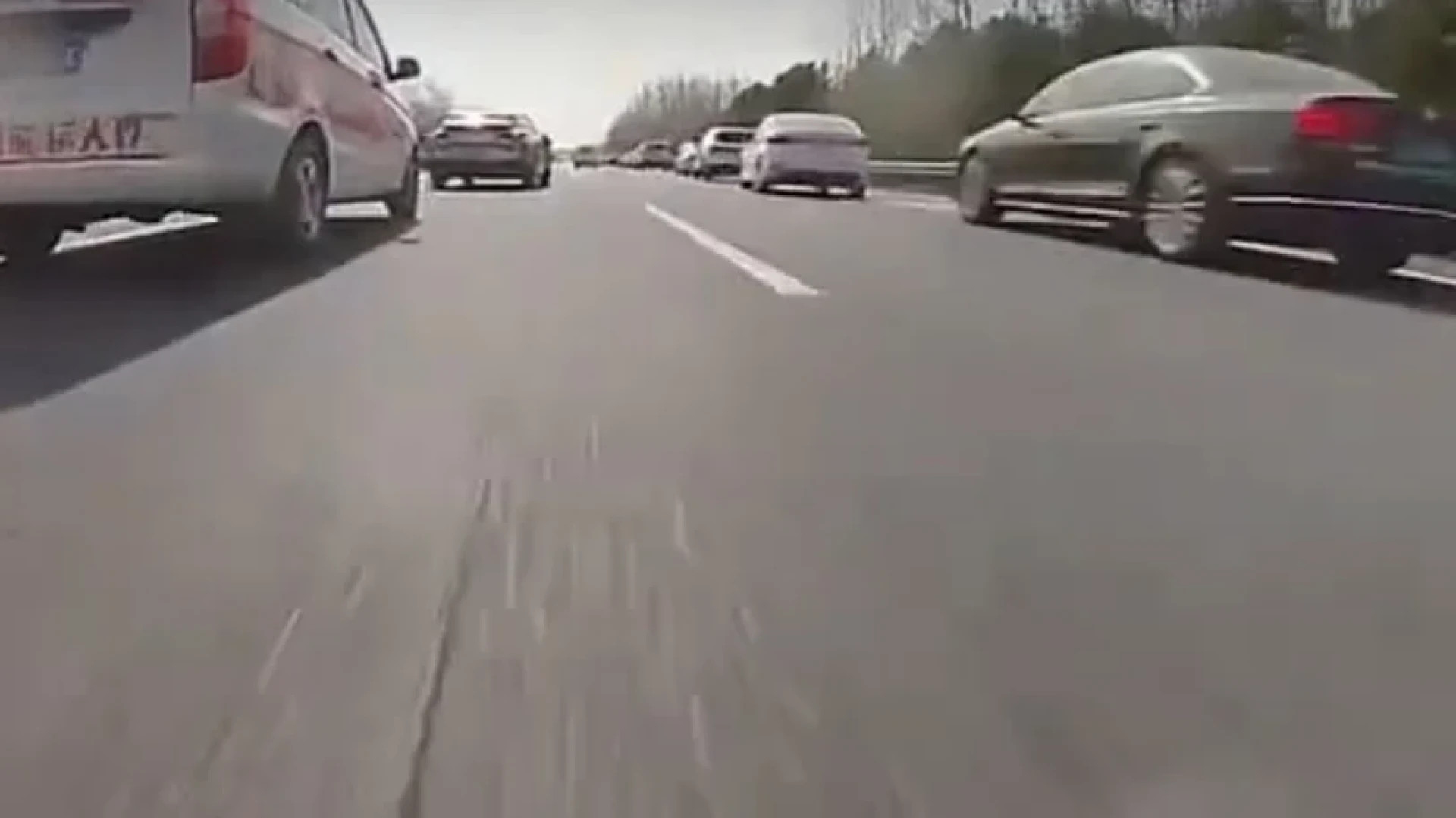 Зрелищни ВИДЕА: Вижте нагледно как автопилотът на кола спаси живота на шофьора