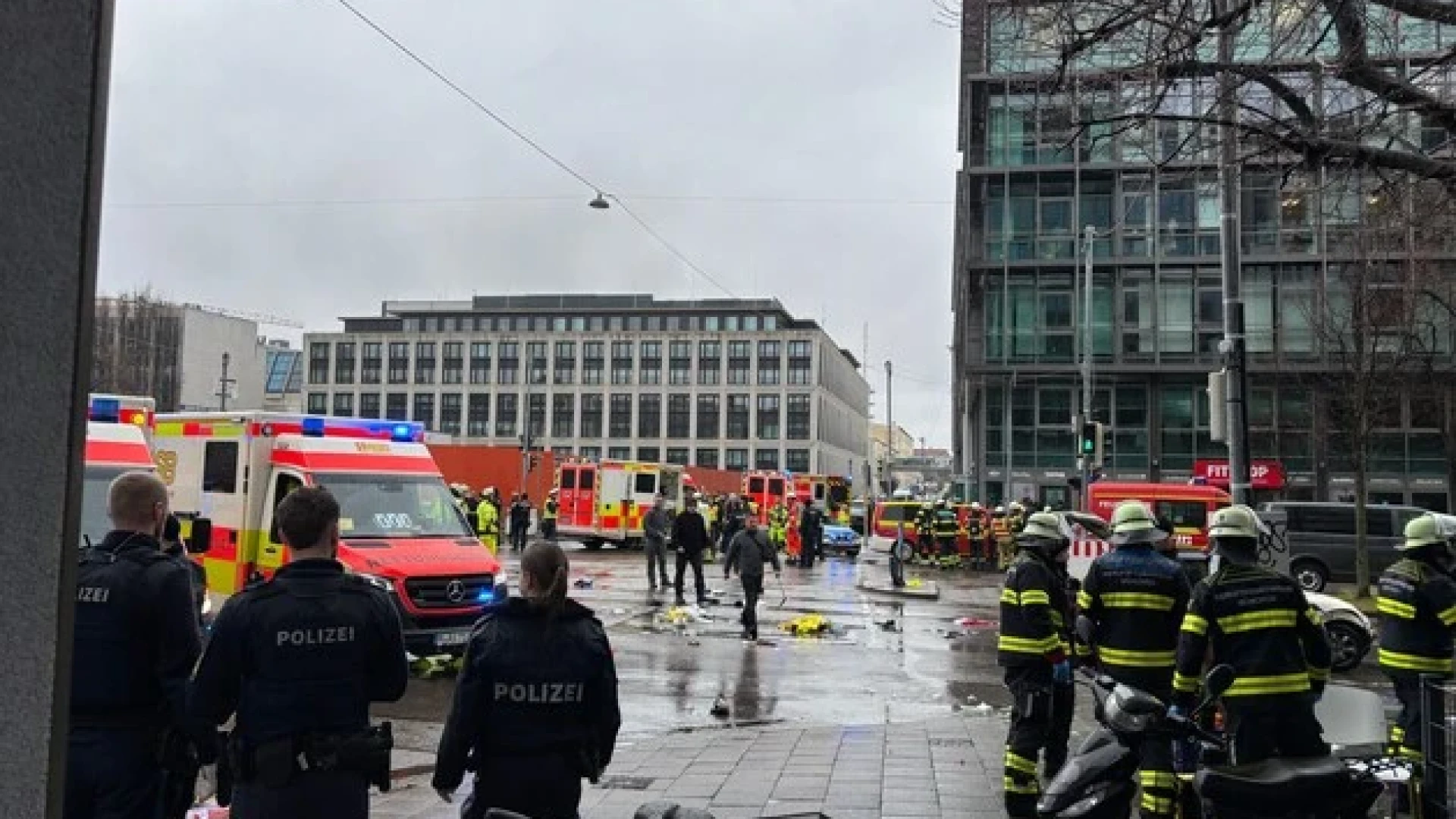 Ад в Мюнхен! Кола се вряза в тълпа с много хора, часове преди да дойдат световните лидери СНИМКИ