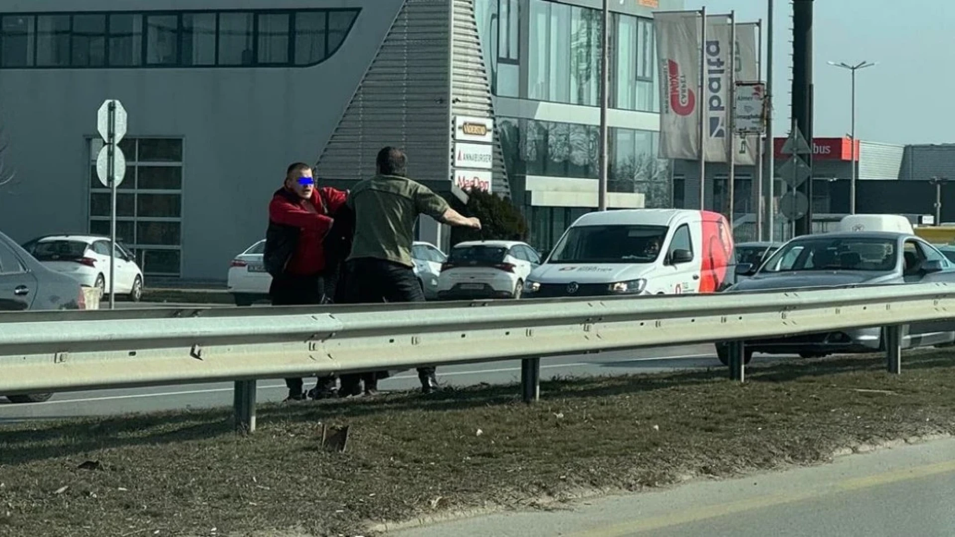 Водачи се бият като маймуни на булевард в София СНИМКА