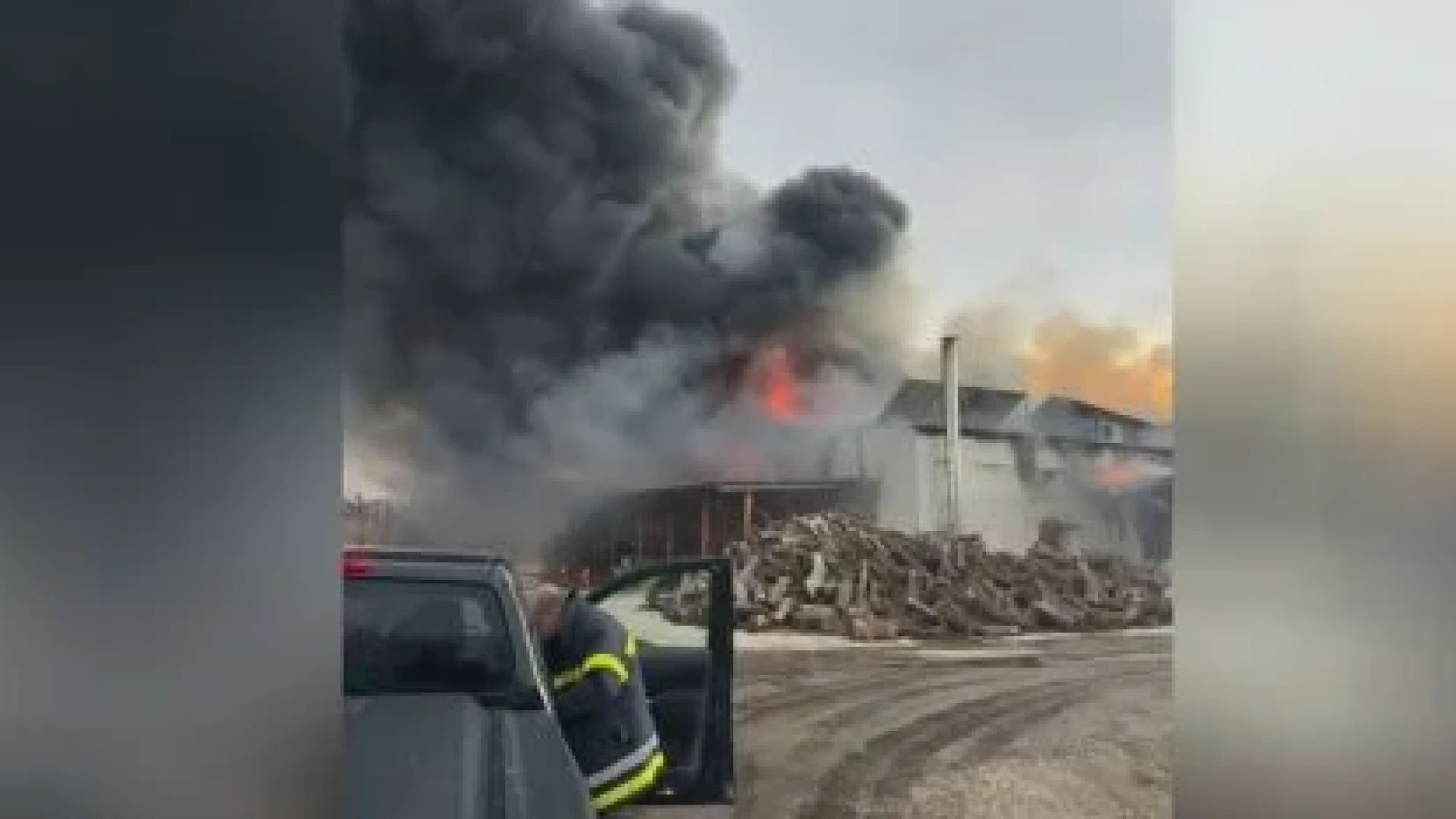 Огнен ужас на изхода на Пазарджик, летят пожарни ВИДЕО 