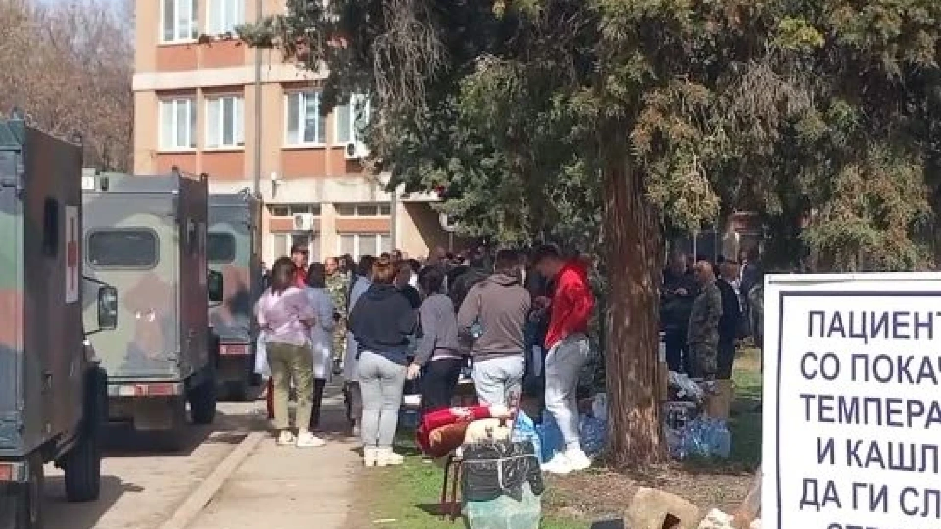 Покъртителни сцени пред болницата в Кочани! Вой, плач и нападение над журналисти ВИДЕО 
