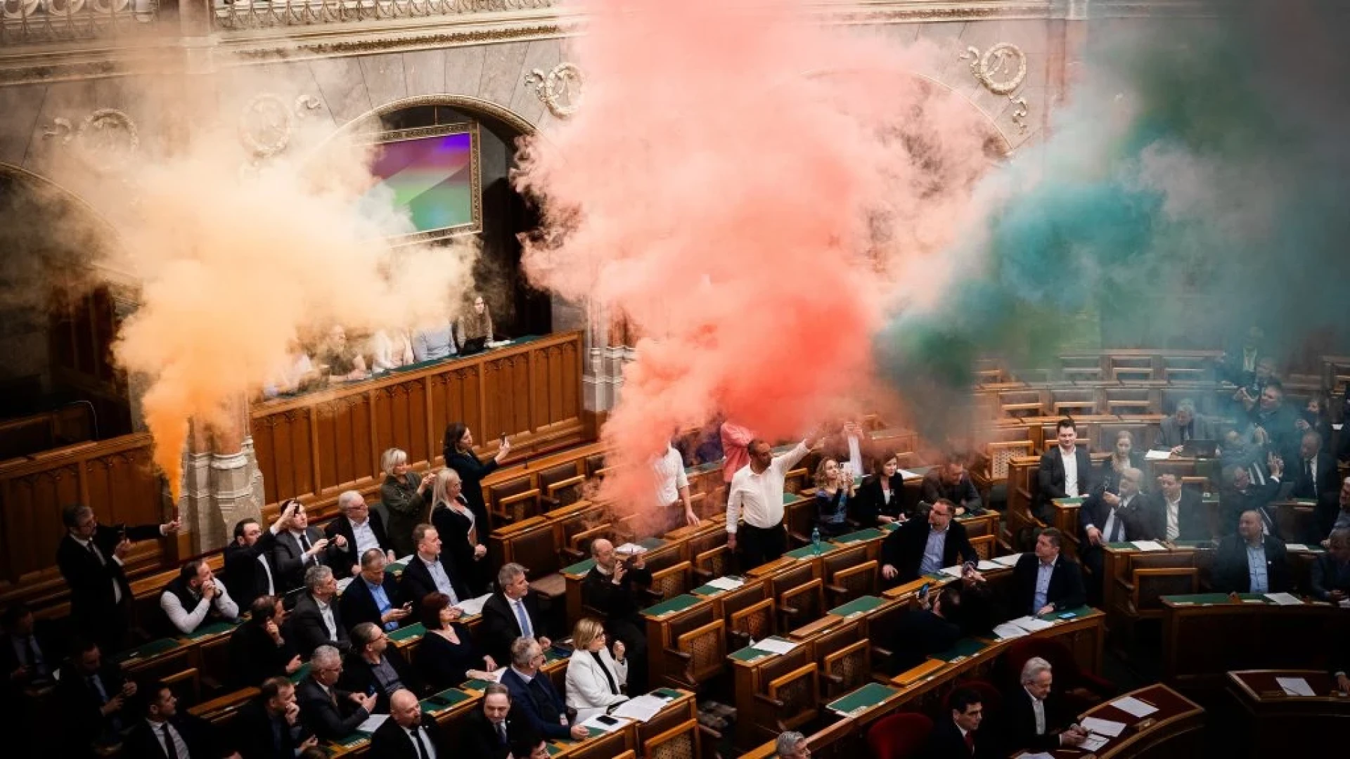 Бомби в унгарския парламент заради нов закон! Буквално!