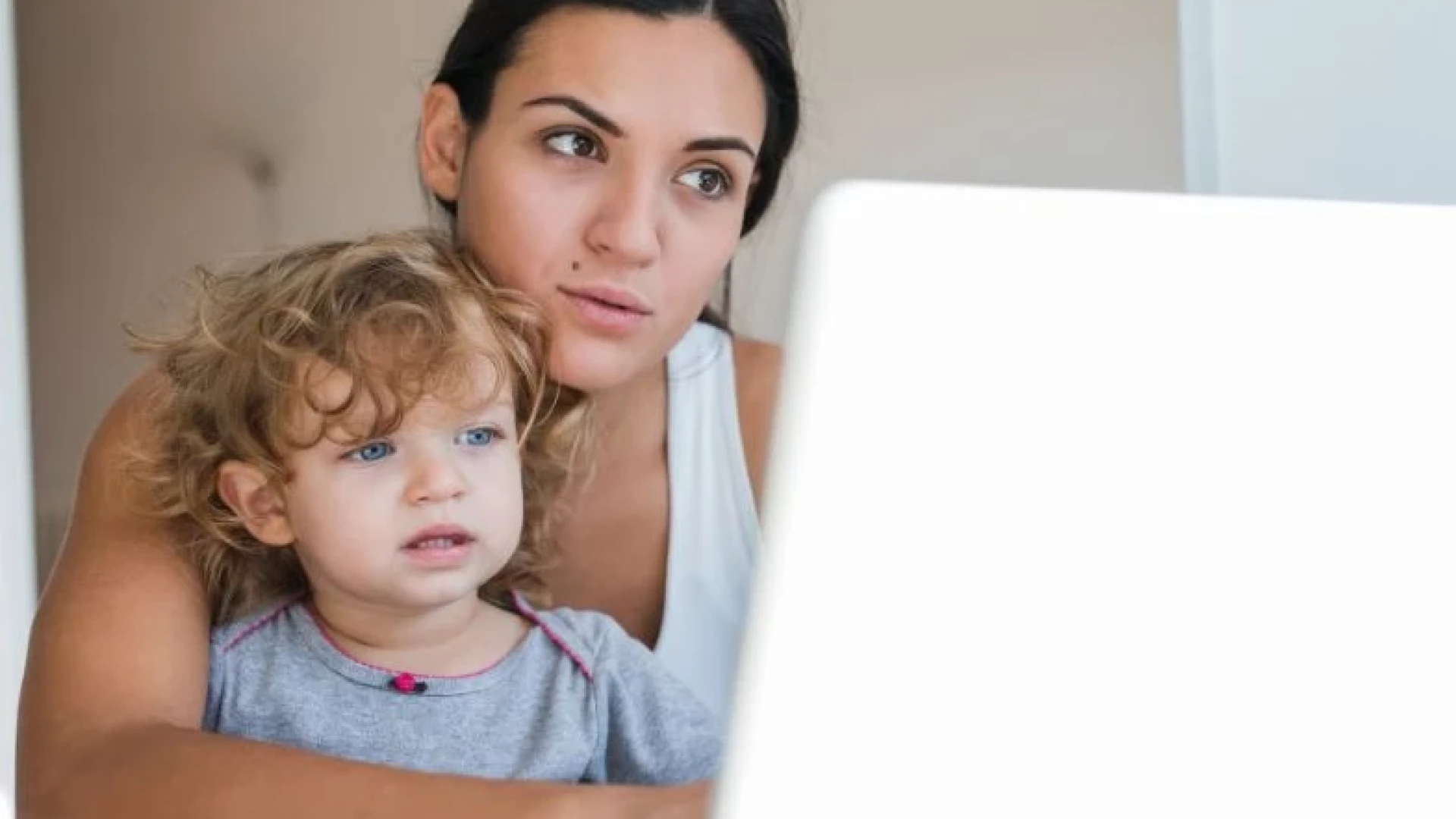 Бебе 2025: Как се променя родителството в ерата на AI