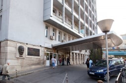 Горещи новини за 7-г. момиче, полетяло от третия етаж във Враца 