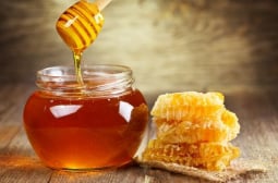 До каква степен действа медът при кашлица?
