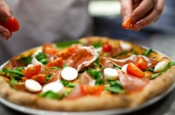 "Яжте пицата с лепило": Получаваме шокиращи съвети от ИИ