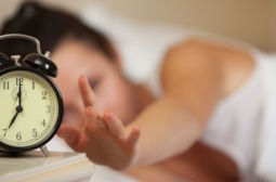 Защо трябва веднага да станем от леглото след сутрешната аларма?