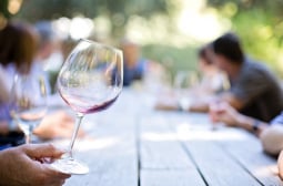 Редовната консумация на вино удря на 5 места по тялото