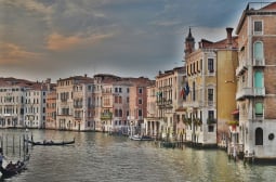 Във Венеция е ад: Масови безредици блокират града след нов закон, засягащ туристите